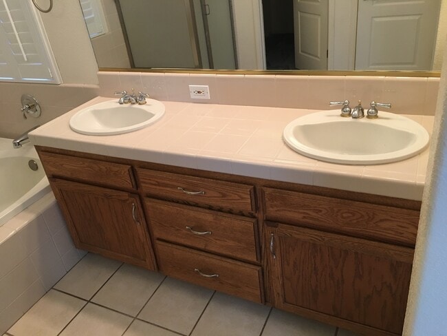 Building Photo - GORGEOUS CLOVIS UNIFIED 4 BEDROOM HOME!