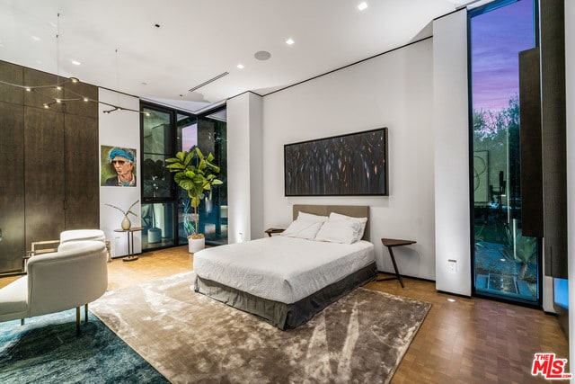 Building Photo - 809 N Rexford Dr