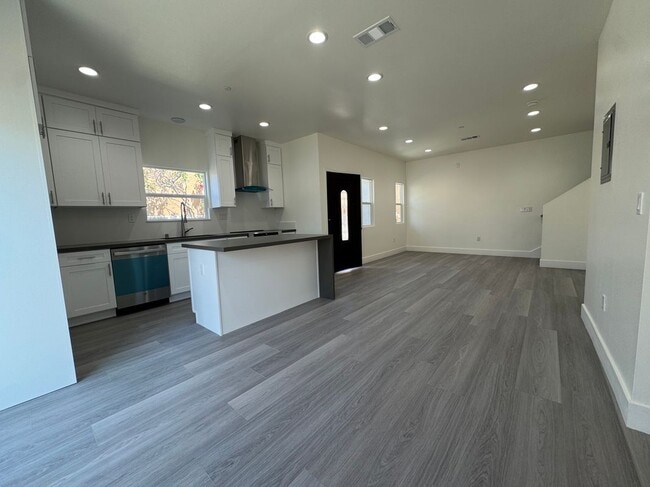 Building Photo - 7871 Glencoe Drive