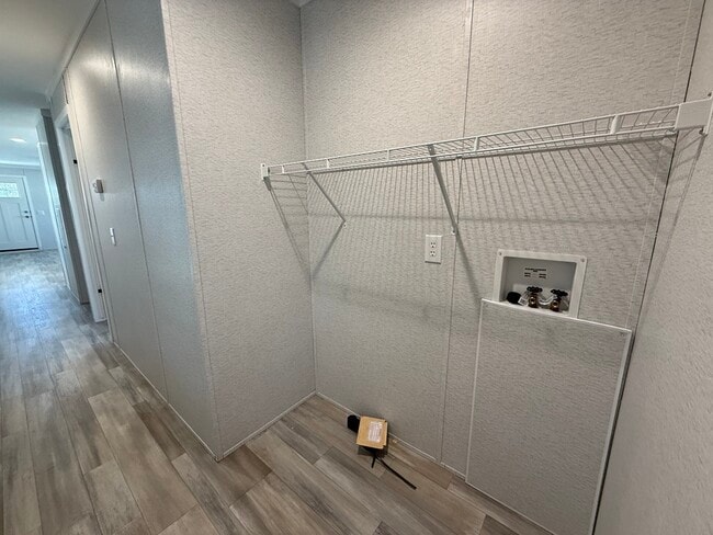 Building Photo - 6607 Lakewood Dr