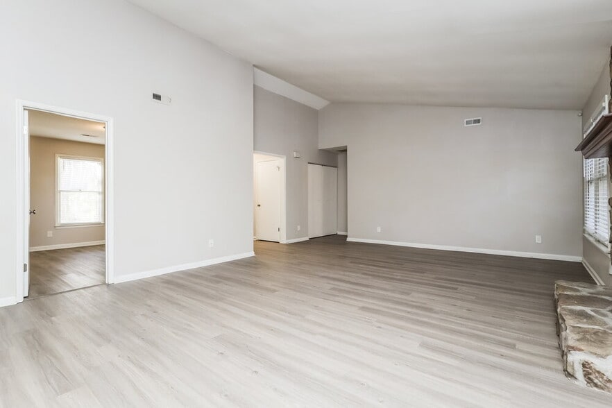 Building Photo - 303 Morgans Turn