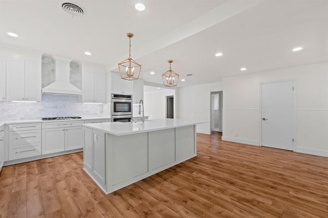 Building Photo - 5512 Delwood Dr