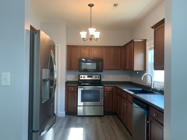 Building Photo - Five Bedroom Home in Falcon Bridge