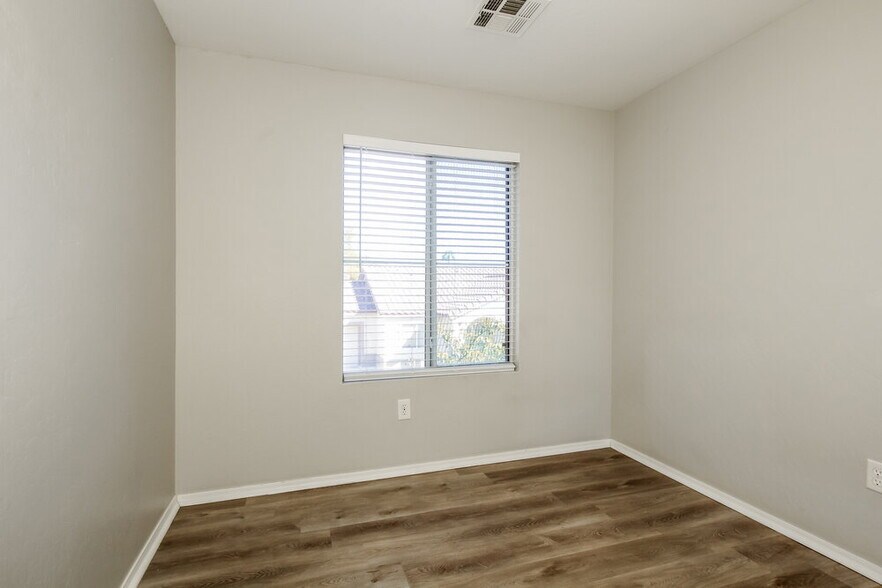 Building Photo - 668 E Colt Ct