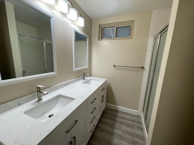 Building Photo - Updated 3 bedroom, 2.5 bath, 2 story townh...