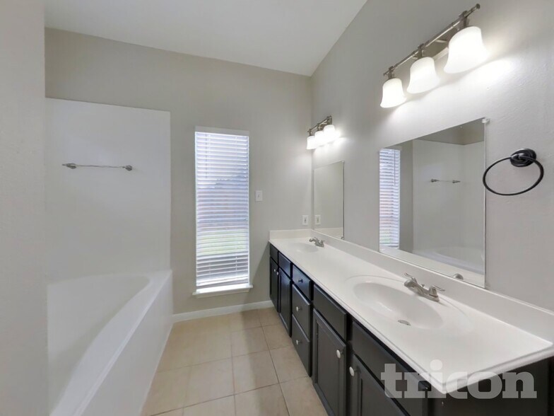 Building Photo - 6615 Laurel Glen Dr