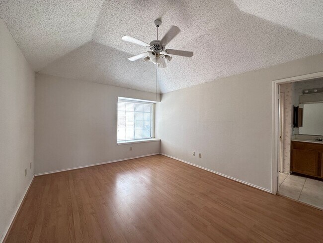 Building Photo - Minutes to COSTCO, great Location!