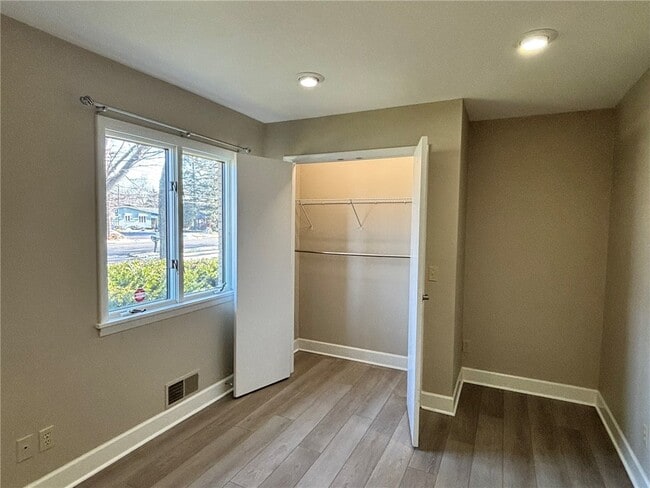 Building Photo - 1289 Creek St