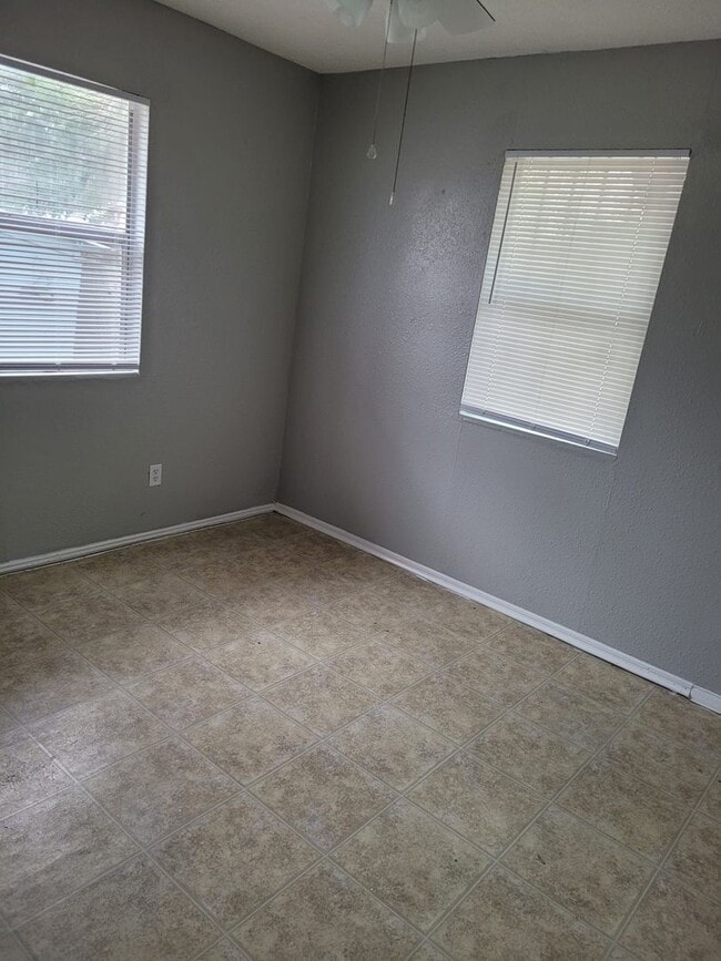 Building Photo - SPACIOUS! LOCATION!