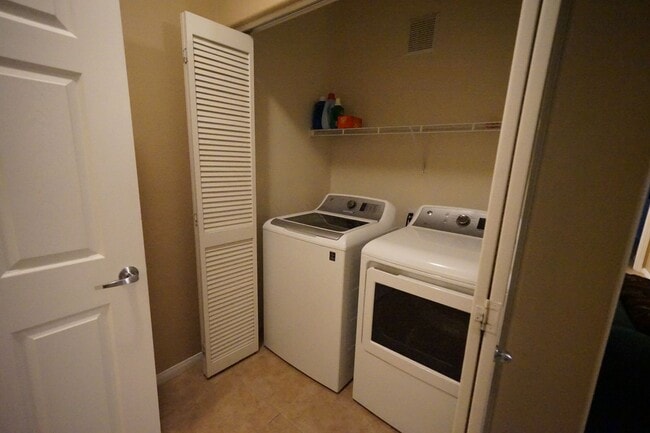 Building Photo - SHOWINGS AVAILABLE NOW