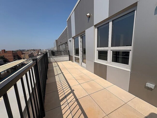 Building Photo - 943 W Belmont Ave