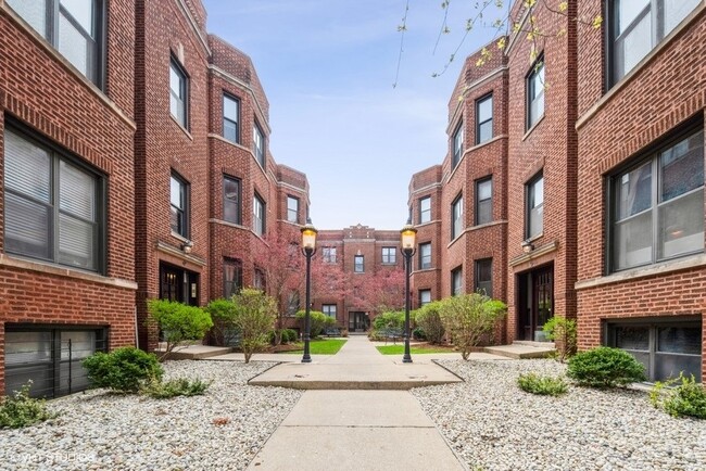 Primary Photo - 905 W Cornelia Ave