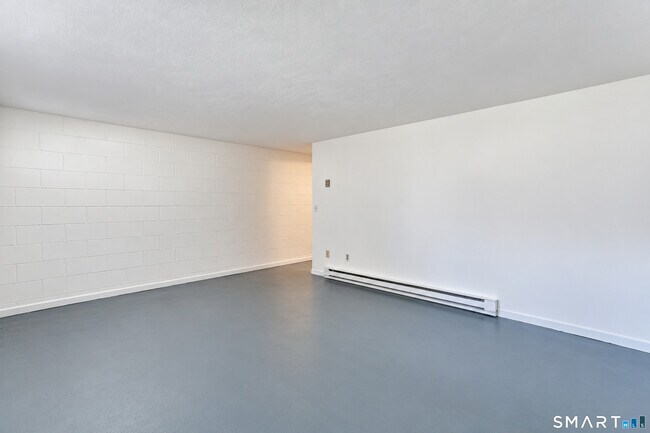 Building Photo - 19 Denlar Dr