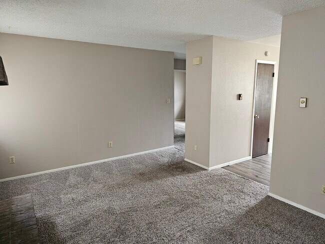Building Photo - 6475 Yvonne Way