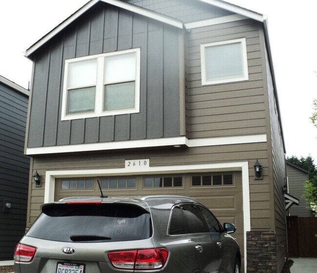 Building Photo - Beautiful  Home Great Location