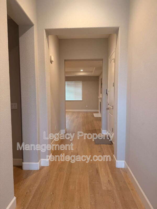 Building Photo - 452 Aster St