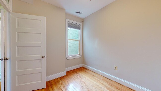 Building Photo - 1517 D St SE