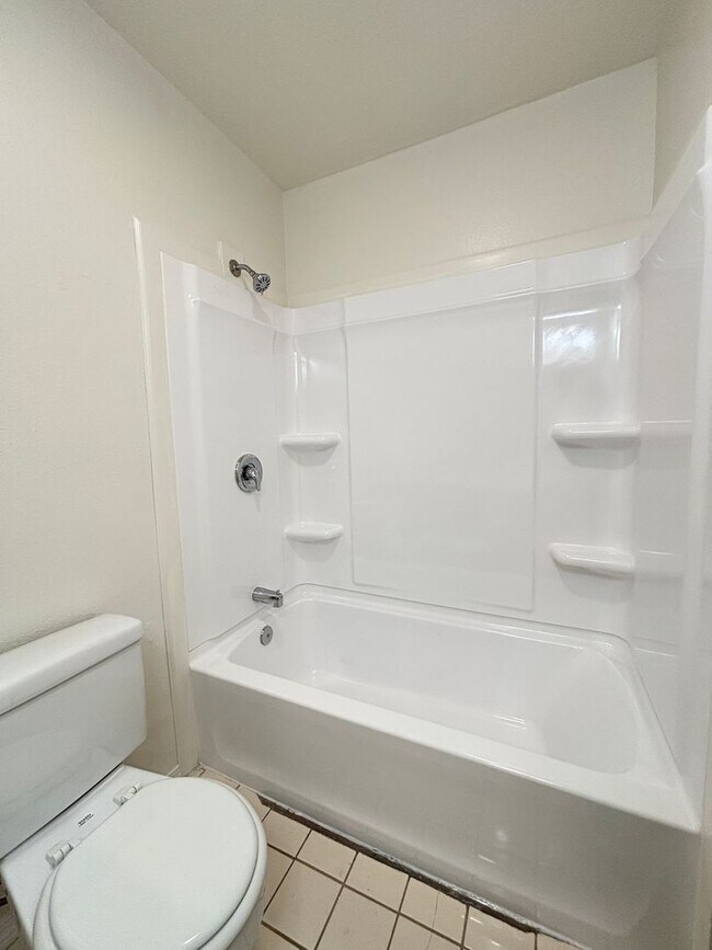 Building Photo - Lovely 4-bedrom 2.5-bath Condo In Panorama...