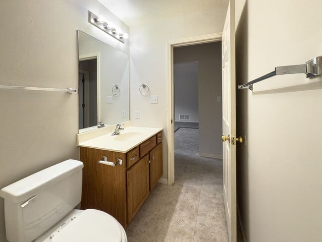 Building Photo - 2563-2563 E Morris Dr