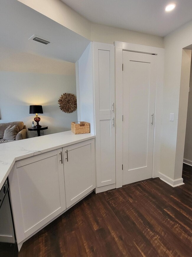 Building Photo - 1605 S US Hwy 1