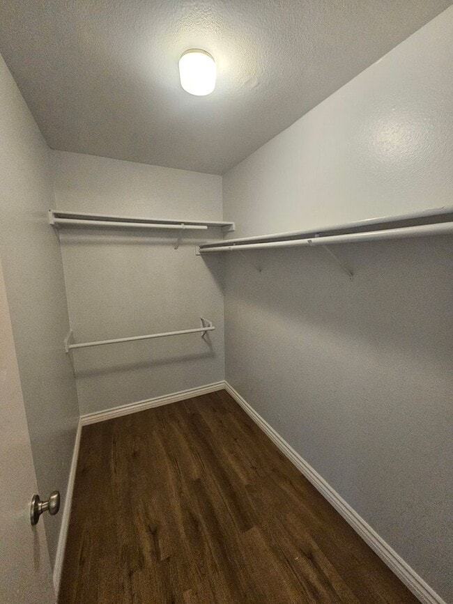 Building Photo - 3 bed 2 bath house + Den