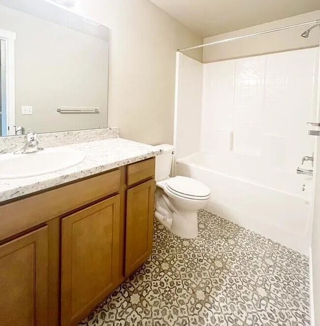 Building Photo - Modern 3BR / 2.5BA Townhome in Port Orchard – Spacious, Bright, and Conveniently Located