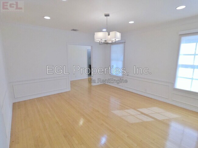 Building Photo - 10749 Wellworth Ave