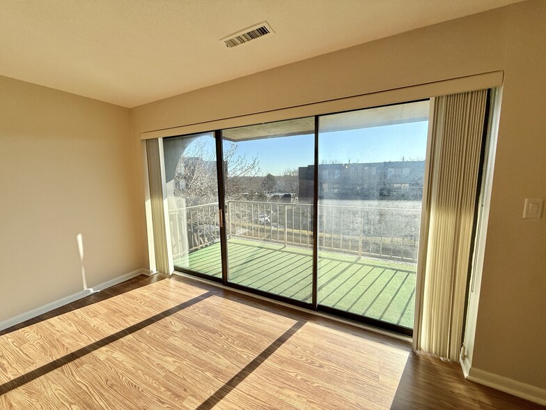 Building Photo - 1006 Paradise Rd