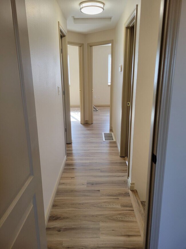 Building Photo - Updated House in NE Salem - Fenced Yard - ...