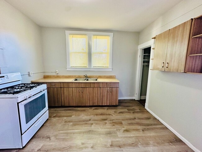 Building Photo - Updated Three Bedroom close to Churchill D...