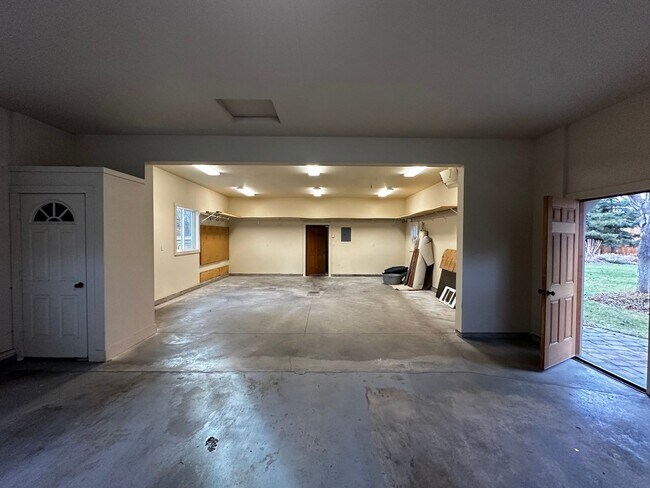 Building Photo - 4 Bed, 3 Bath Home in Hailey, Idaho with Beautiful Mountain Views