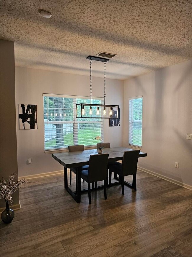 Building Photo - Beautiful end unit!