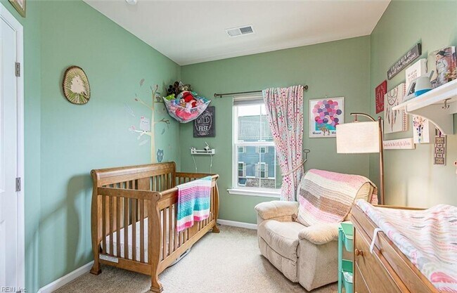 Building Photo - Gorgeous Tri-Level Condo