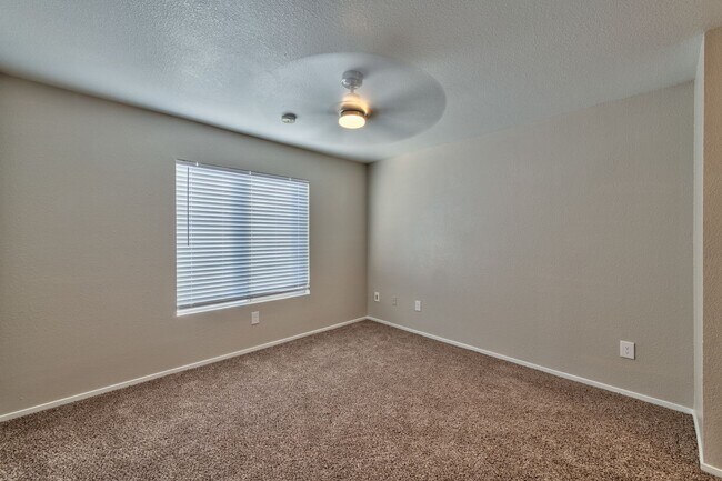 Building Photo - 8070 W Russell Rd