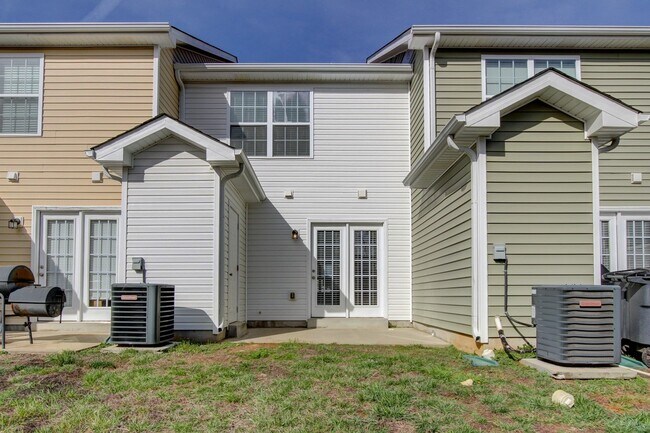 Building Photo - Charming Townhome Close to the Interstate !