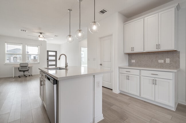 Building Photo - 848 Long Run