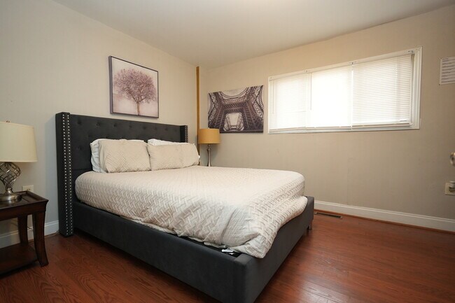 Building Photo - 1207 Green Oaks Ln