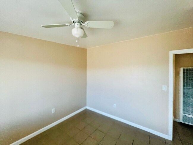 Building Photo - 411