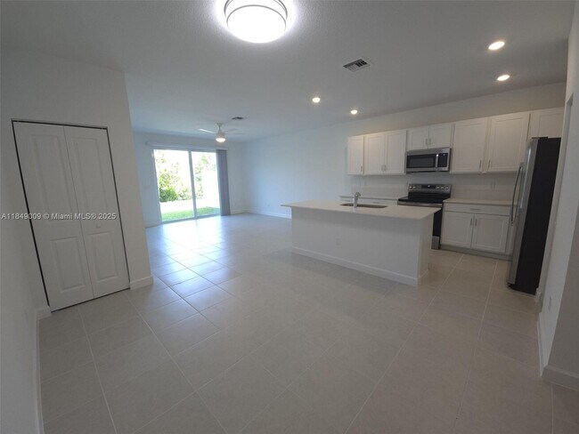 Building Photo - 321 SE Crossoak Ln