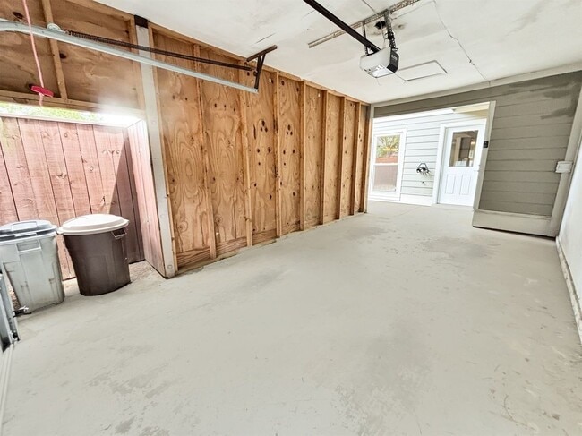 Building Photo - 5030 Meadow Ln