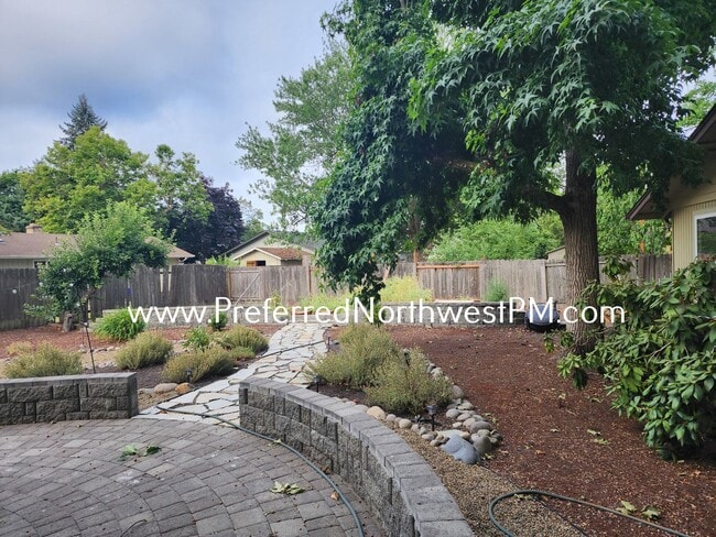 Building Photo - Beautiful 3 Bedroom Home off Garden Way