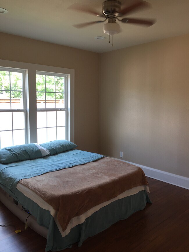 Building Photo - 301 Clifford St