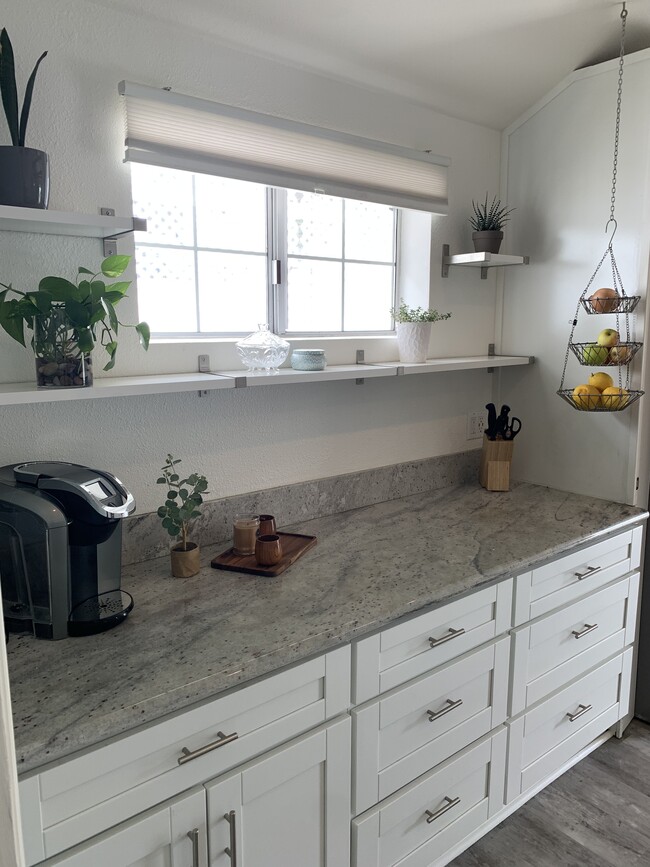 Kitchen - 17461 Keswick St