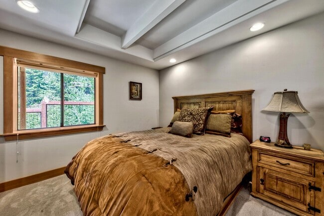 Building Photo - Gorgeous Lakeview! Pet Friendly w a Garage & AC!