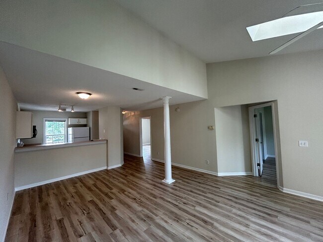 Building Photo - 2BR Condo in Holton Place – Pool, Porch, a...