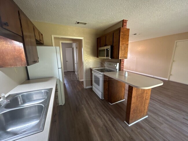 Building Photo - 607 Spoke Dr