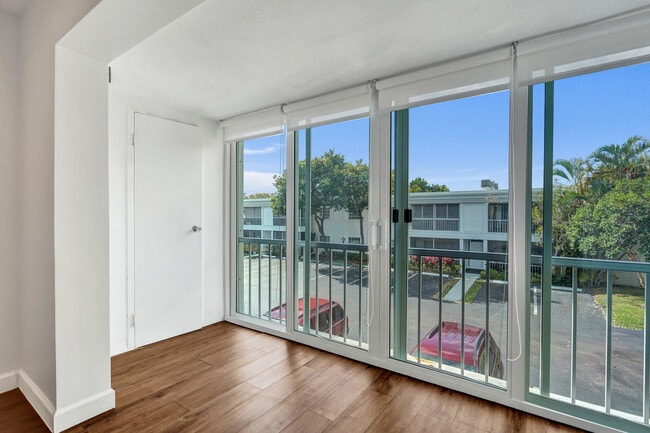 Building Photo - 6289 Bay Club Dr