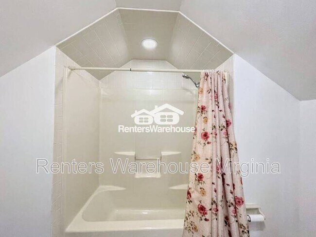 Building Photo - 352 Peace Haven Dr