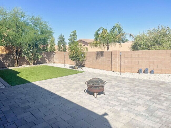 Building Photo - 8069 N Painted Feather Dr