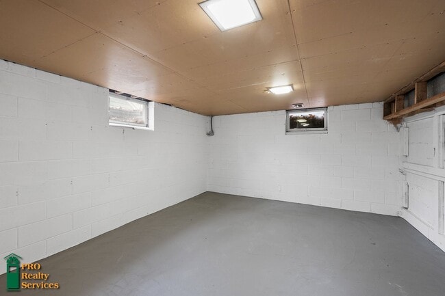 Building Photo - 4 Bedroom Home **Free August Rent with an ...